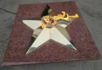 Плита из красного гранита (518205) монтаж комплект горелка ГВД 379 10 89 00 ПС вечный огонь звезда латунь ø 1100 мм. пустотелая  в Самаре